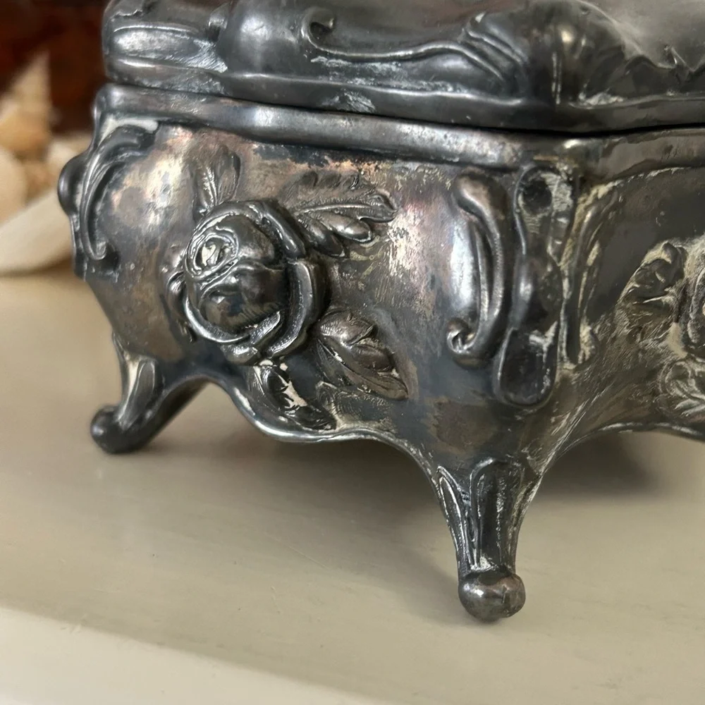 Roger’s Silverplate Co. Floral Roses Jewelry Trinket Box. 3 1/2” H. Vintage